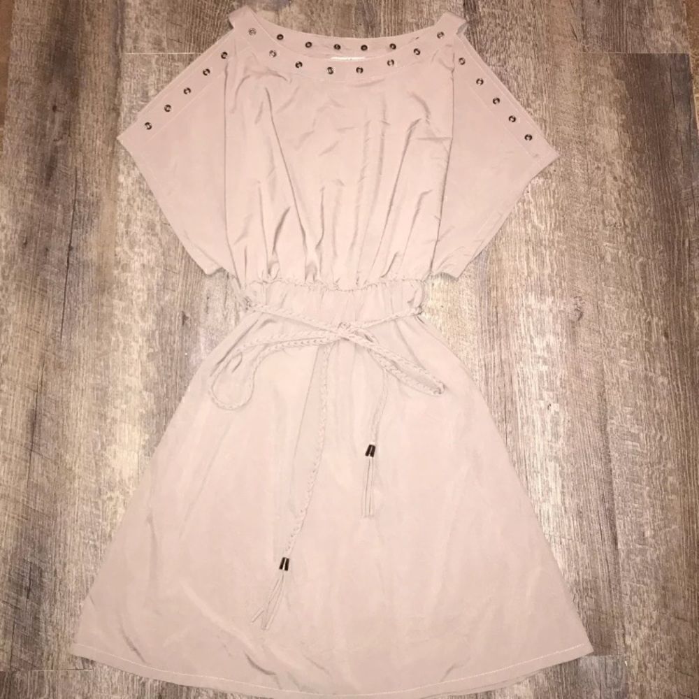 Ya
Los Angles Cold Shoulder Dress
